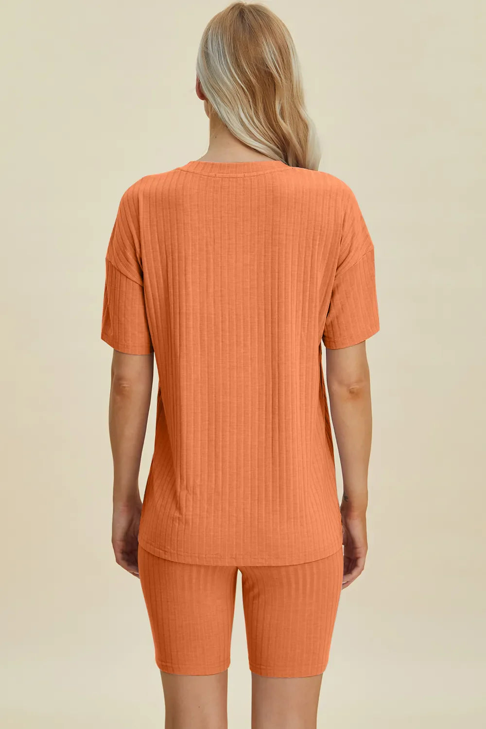 Conjunto de Top y Shorts de Cuello en V de Tamaño Completo Basic Bae