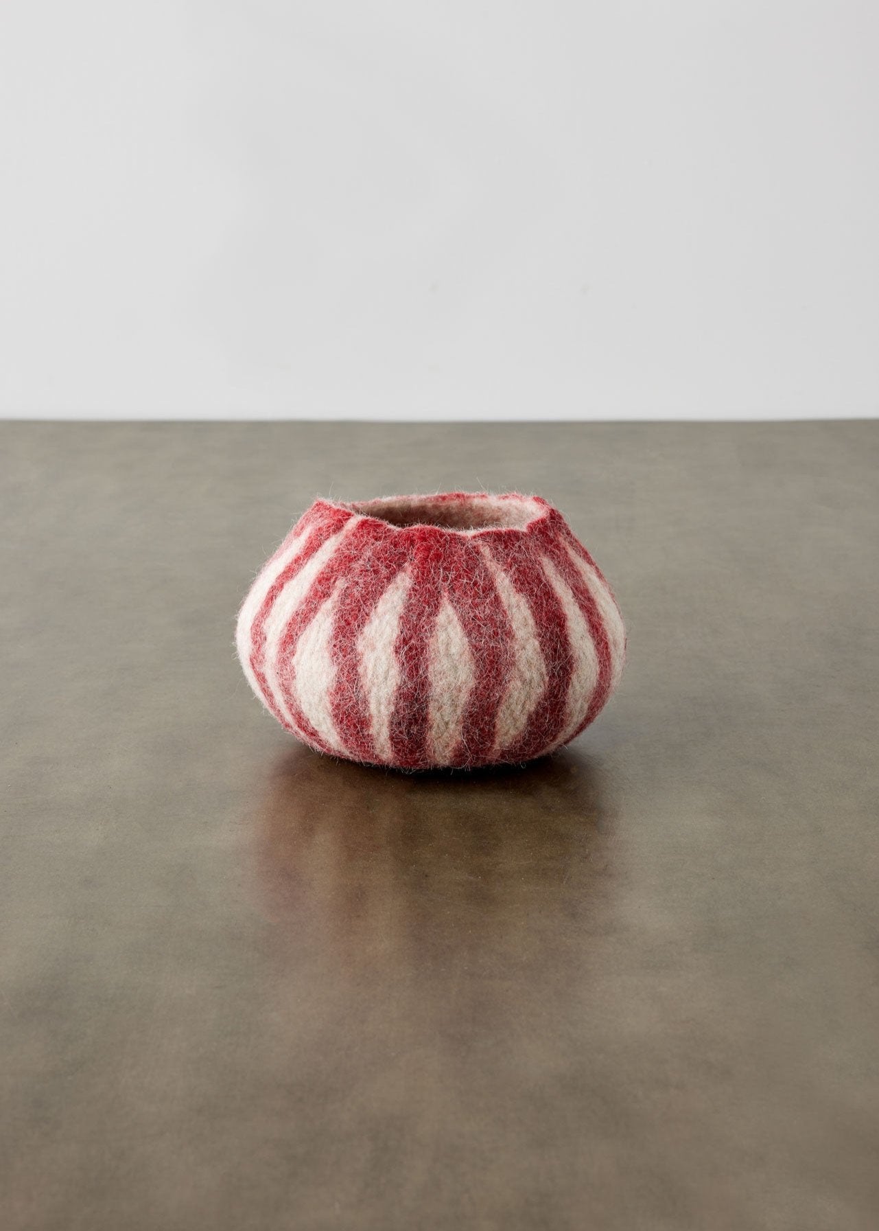 Bol décoratif Ukhamba en laine Karakul rayé rouge baies