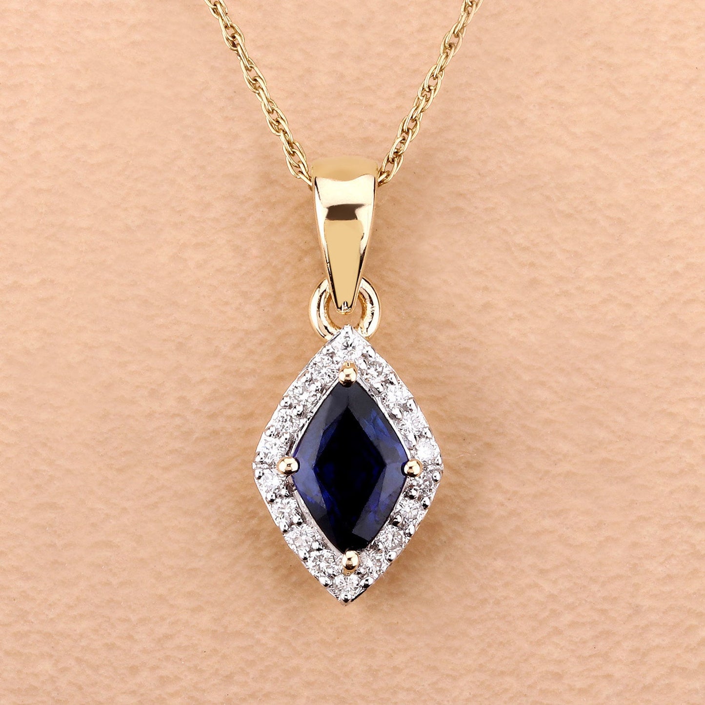 Colgante de Zafiro Azul y Diamante de 0.92 Quilates en Oro de 14K