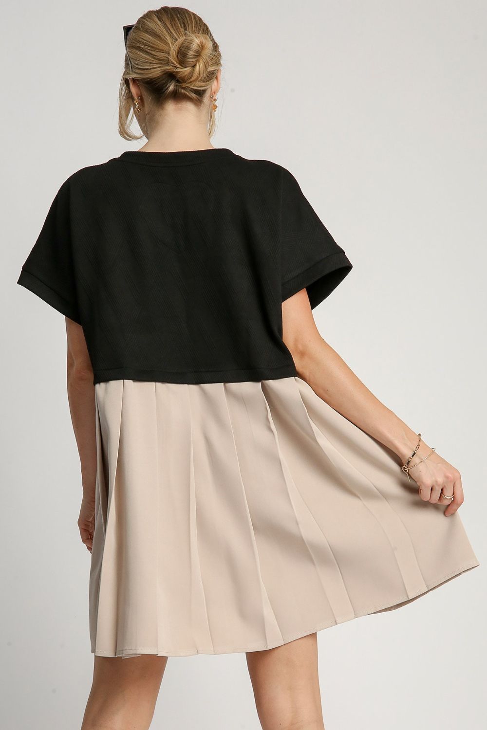 Elegant Black Plus Size Round Neck Dress with Pockets