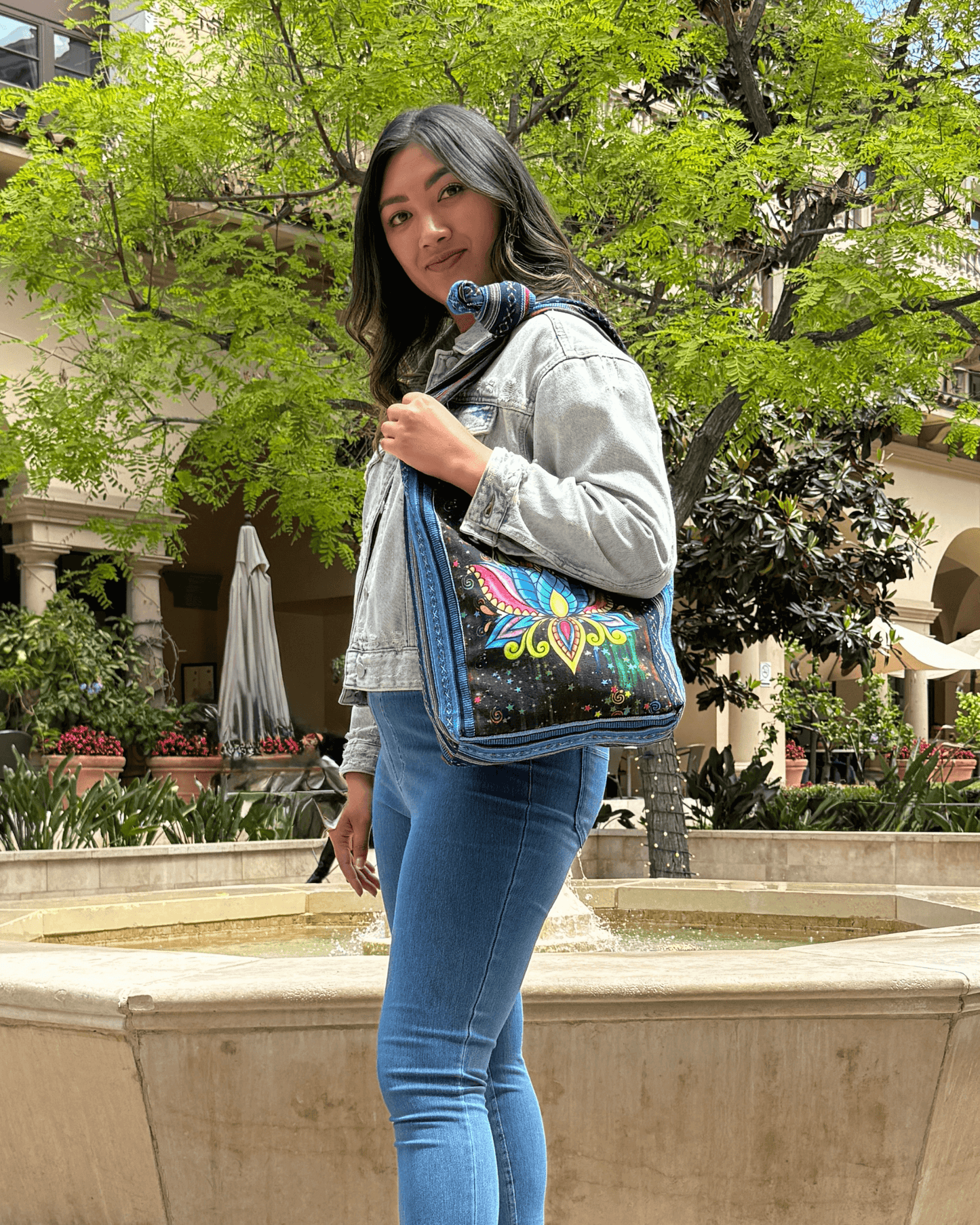 Sac à bandoulière Lotus fait main de la collection Kathmandu