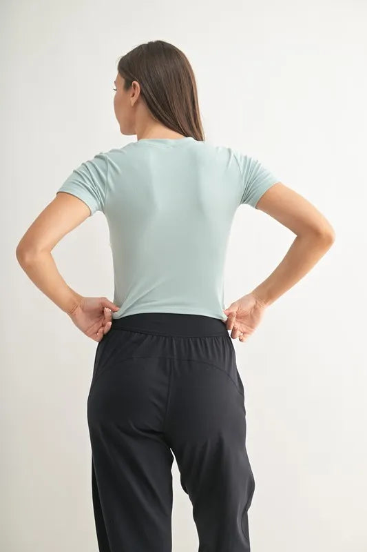 T-shirt de sport cropped en micro-rib de MONO B