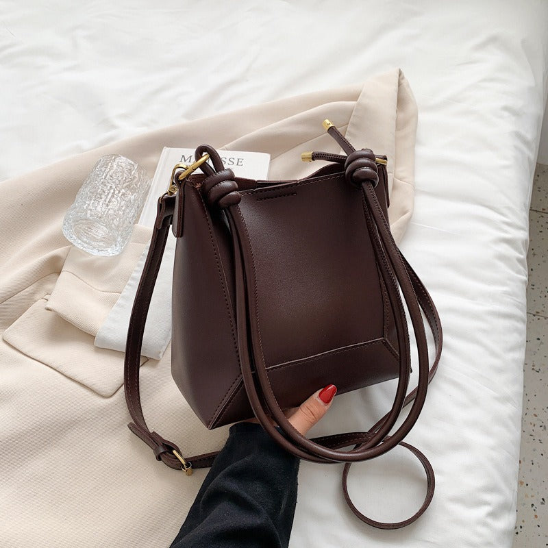 Fashionable Large Capacity Simple One Shoulder Crossbody Bag Retro Texture Bucket Bag Women's Bag - Korvel