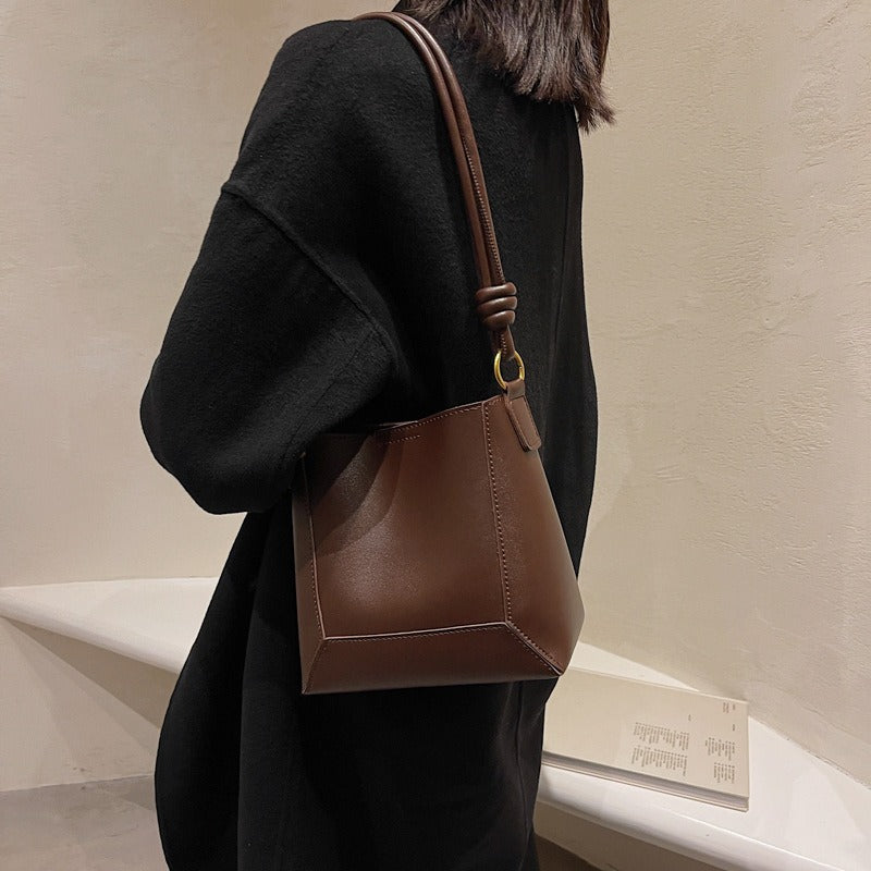 Fashionable Large Capacity Simple One Shoulder Crossbody Bag Retro Texture Bucket Bag Women's Bag - Korvel