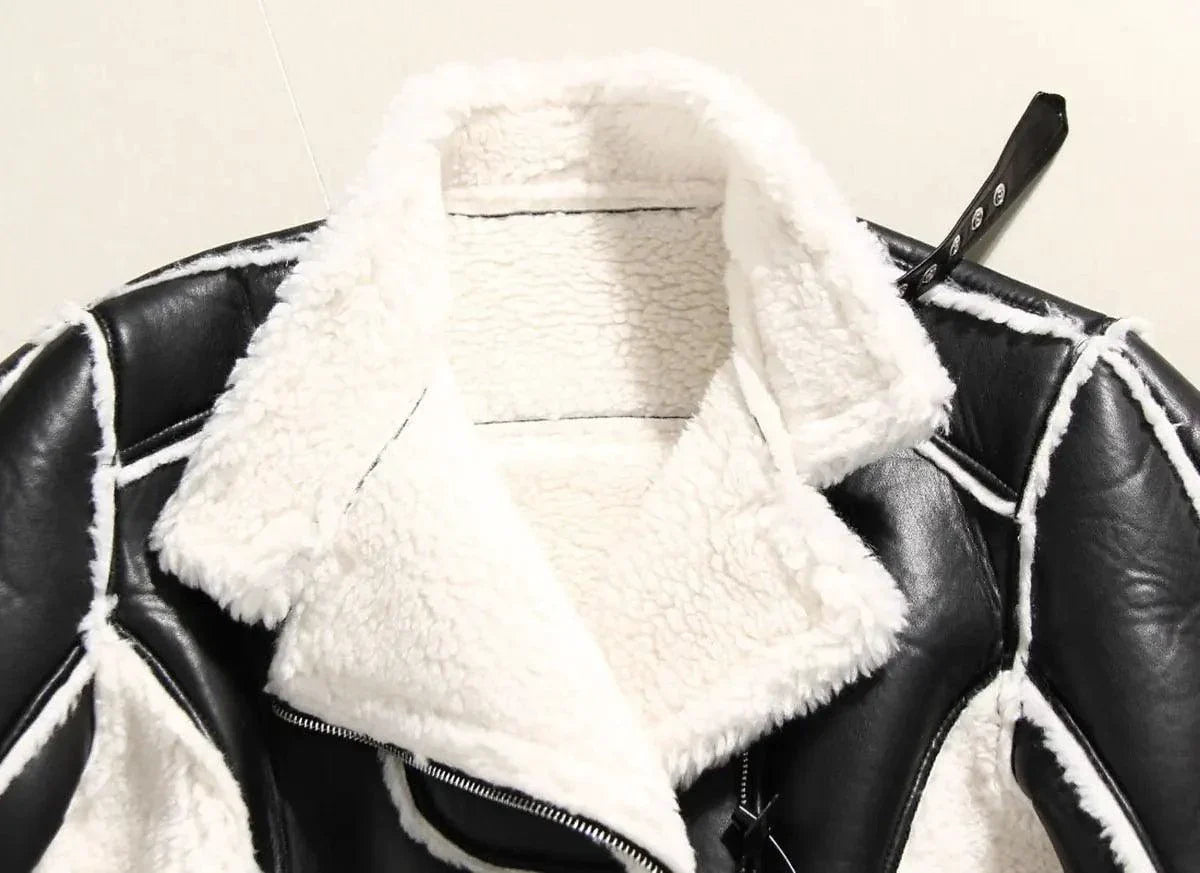 Veste cropped en simili cuir