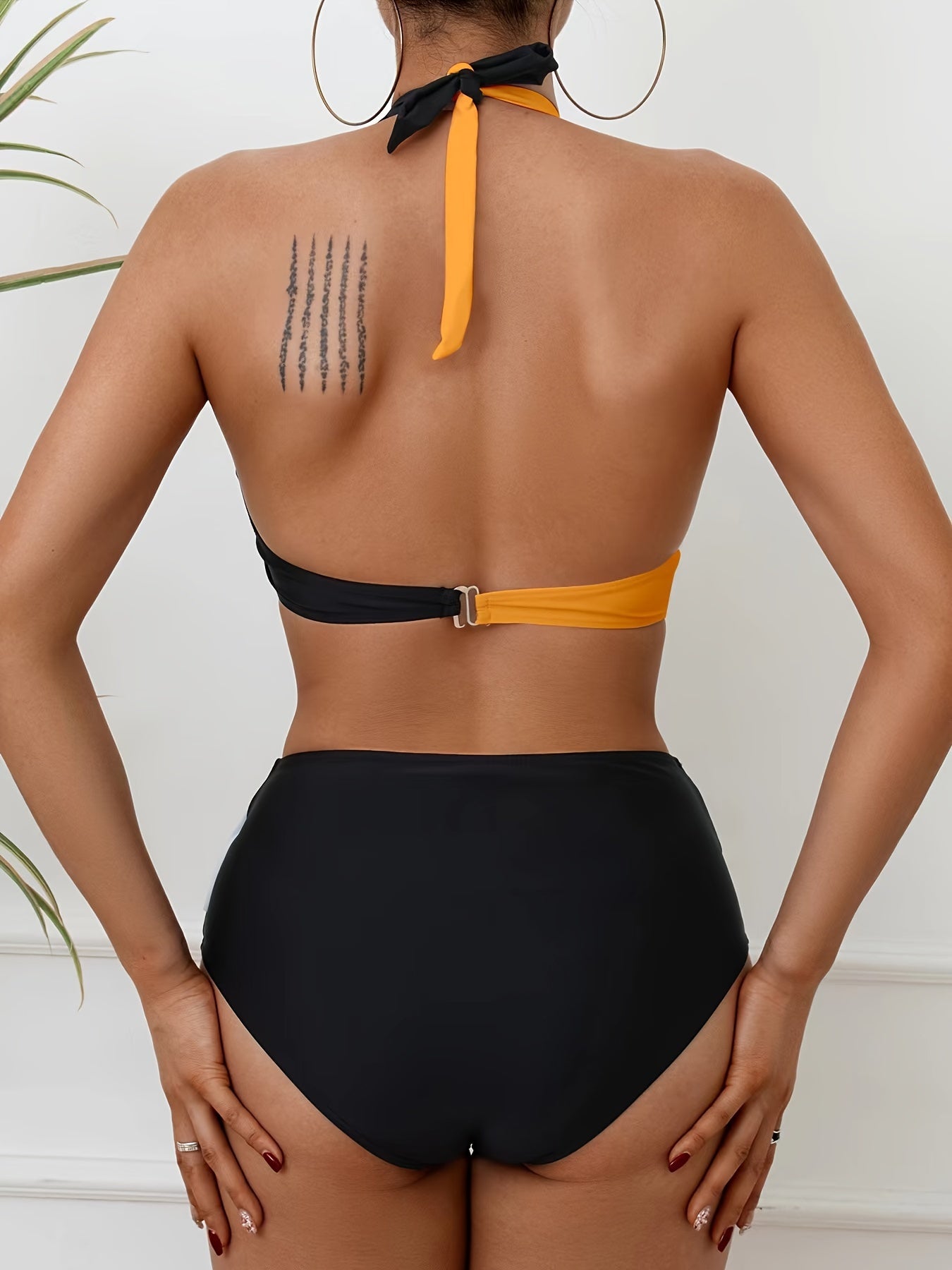 Conjunto de bikini cruzado en blanco y negro con contraste