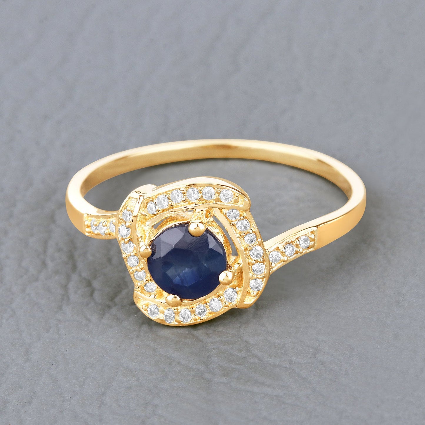 Anillo de Compromiso de Zafiro Azul y Diamante de 0.73 Quilates en Oro Amarillo de 14K