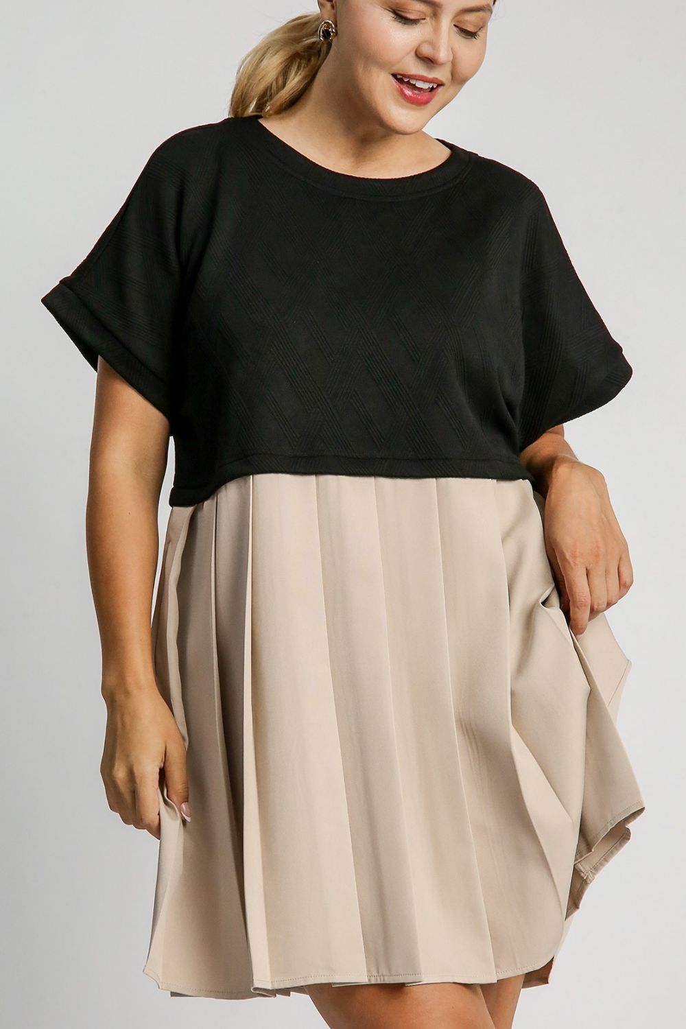 Elegant Black Plus Size Round Neck Dress with Pockets