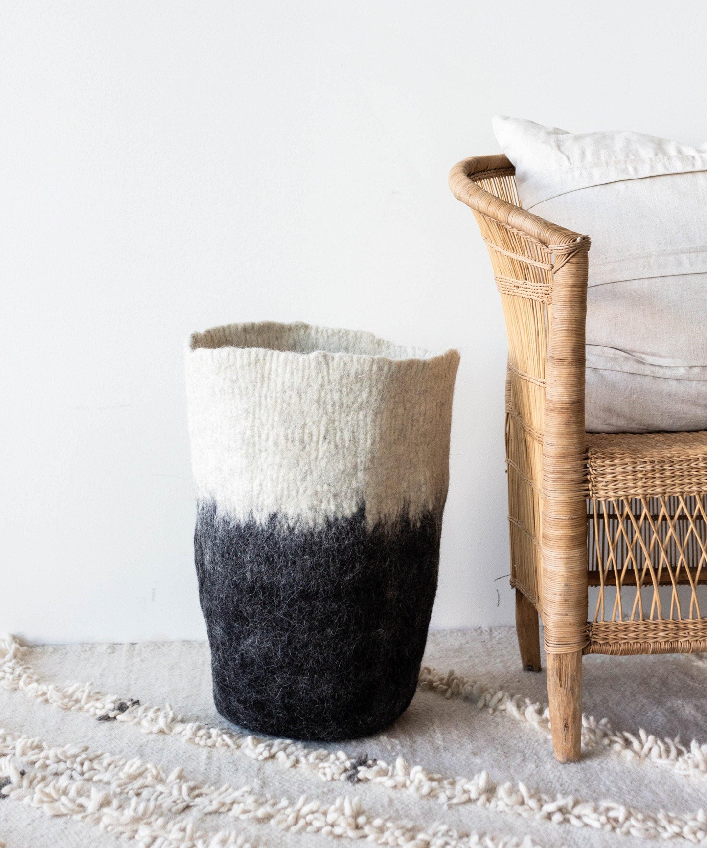 Vase de sol en laine noire et blanche Eclipse