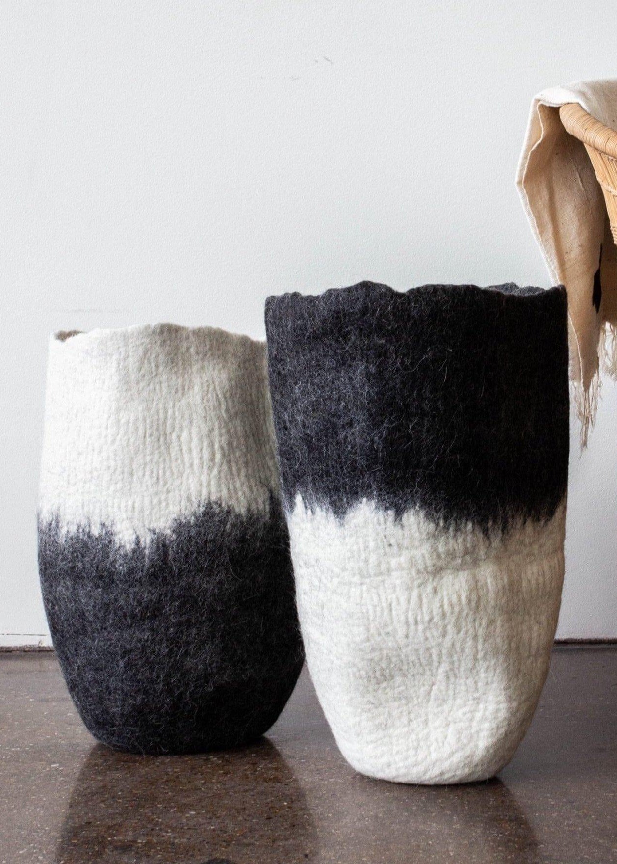 Vase de sol en laine noire et blanche Eclipse
