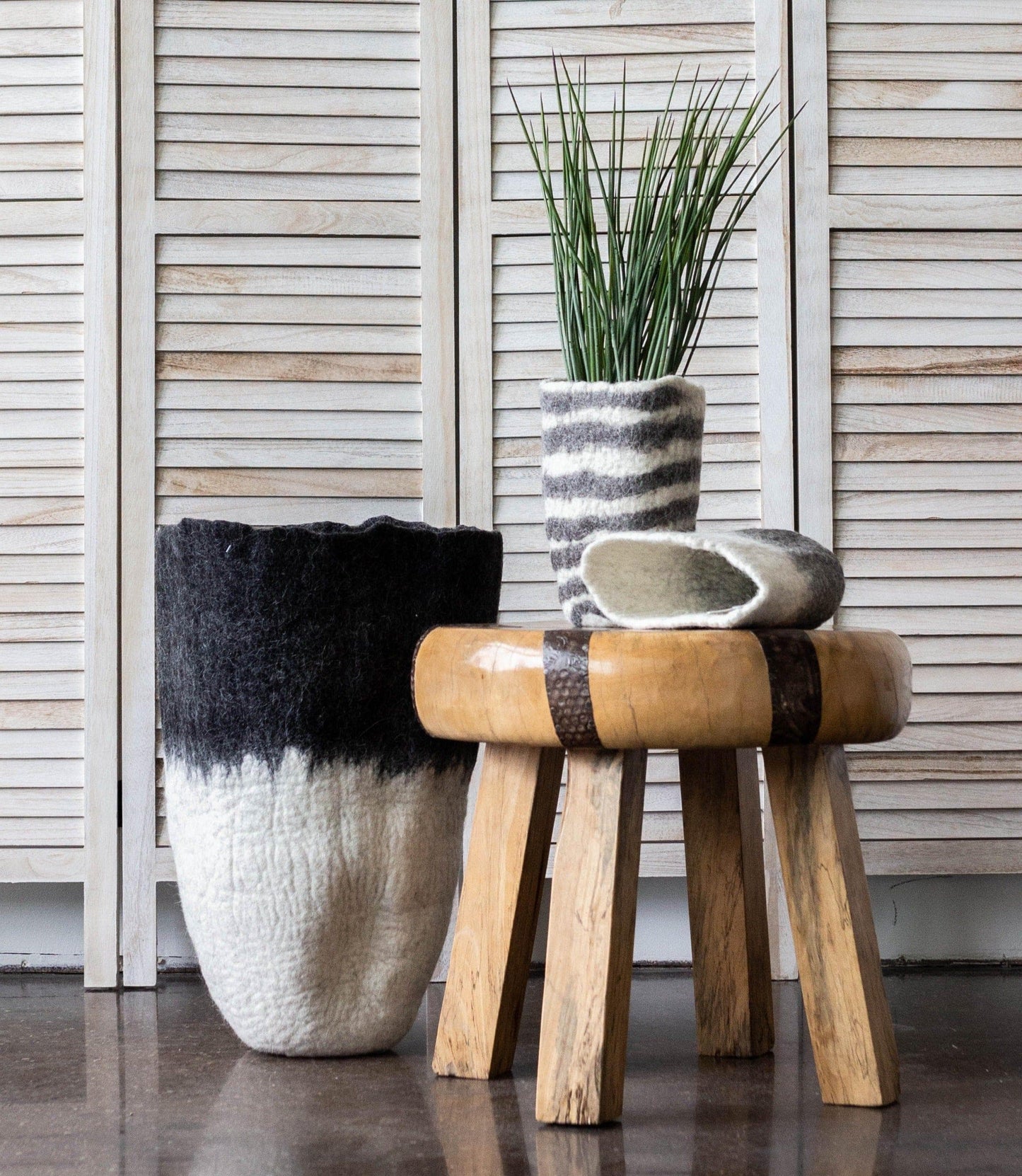 Vase de sol en laine noire et blanche Eclipse