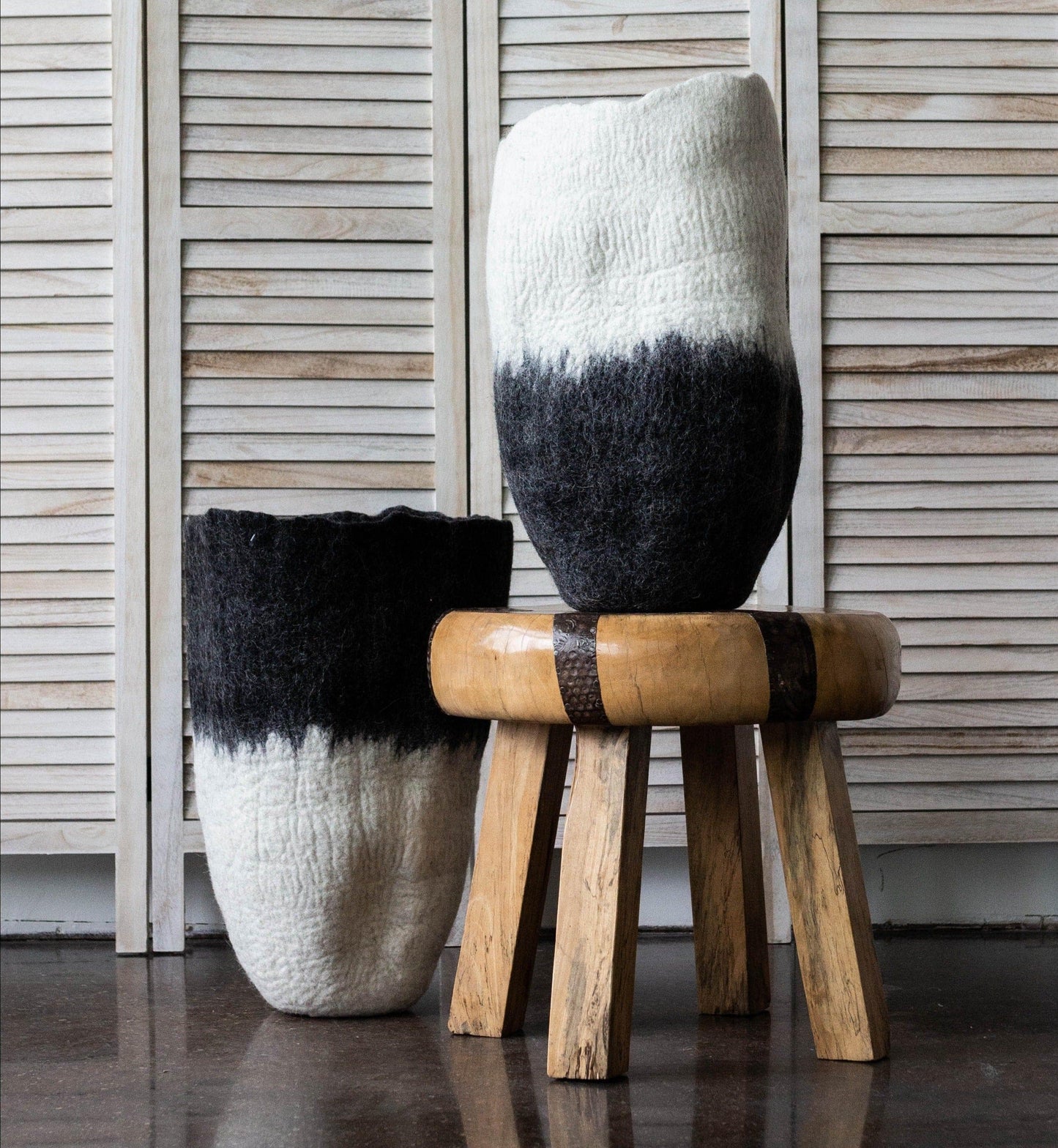 Vase de sol en laine noire et blanche Eclipse