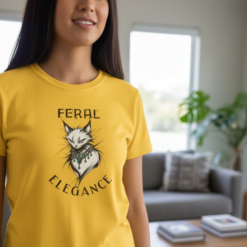 T-shirt graphique Feral Elegance pour femmes – Design de chat de luxe sauvage