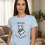 T-shirt graphique Feral Elegance pour femmes – Design de chat de luxe sauvage