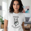 T-shirt graphique Feral Elegance pour femmes – Design de chat de luxe sauvage