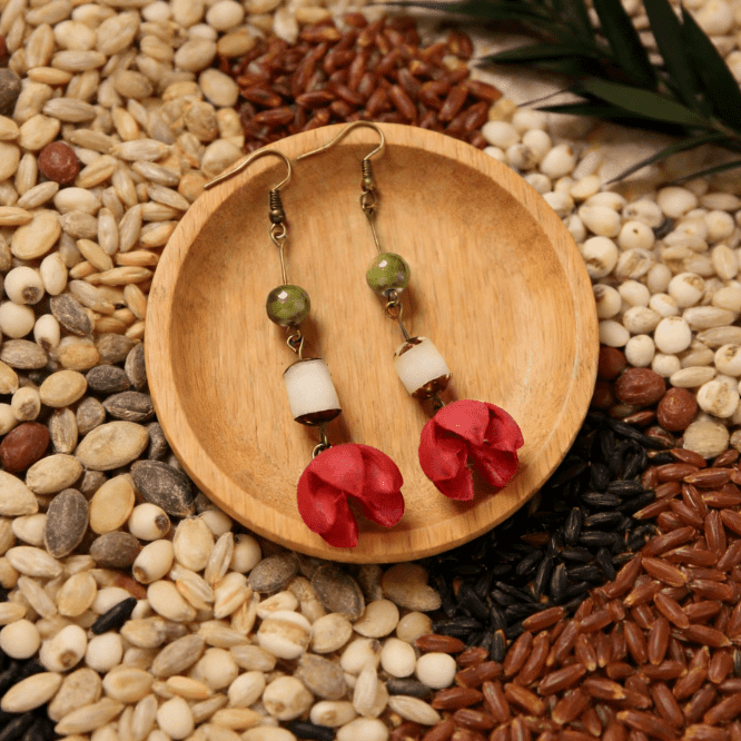 Les Boucles d'Oreilles Forest Harmony - Gouttes en Graines Naturelles et Perles Rouges