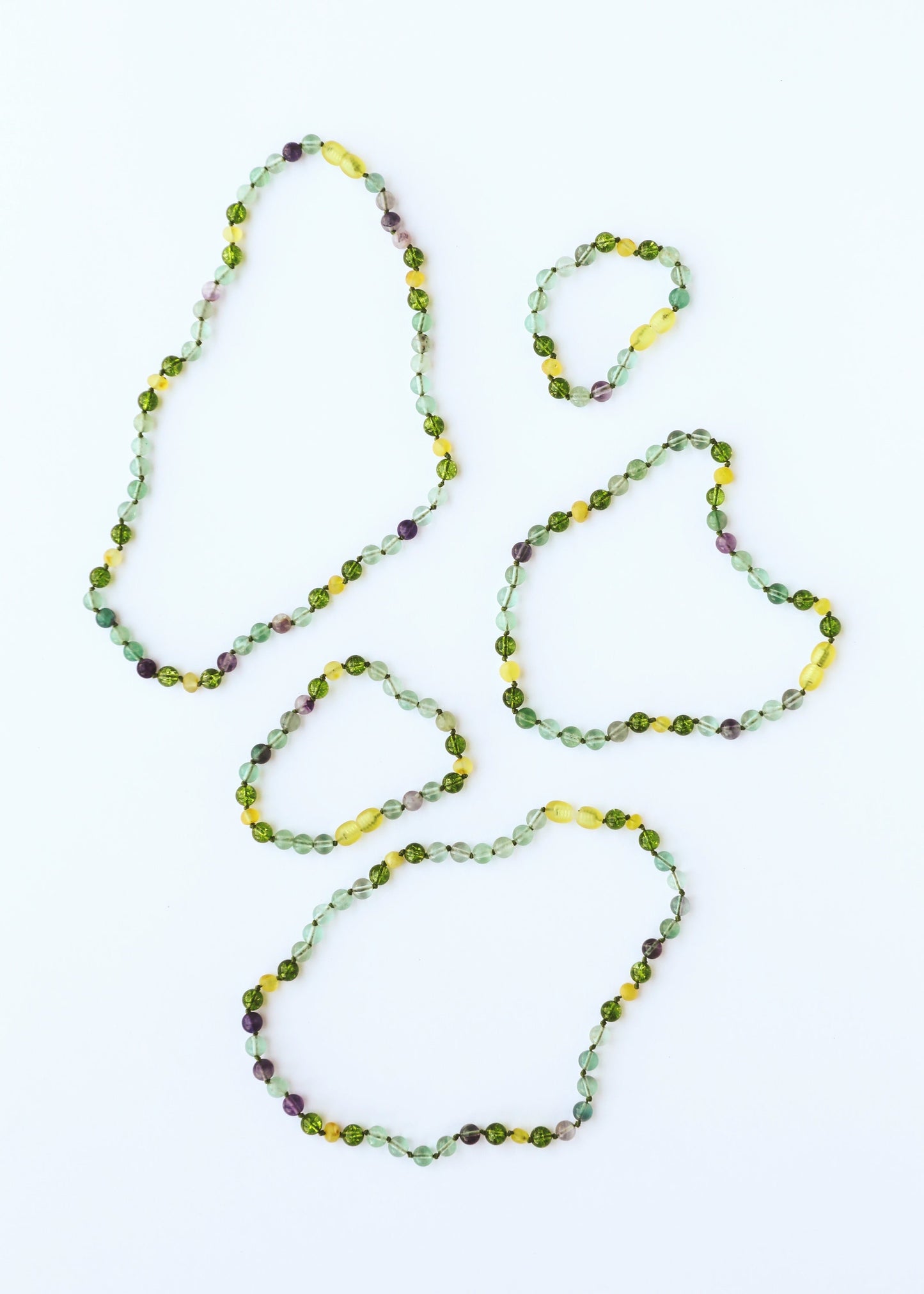 Collar de piedra preciosa de ámbar del mar Báltico crudo y fluorita