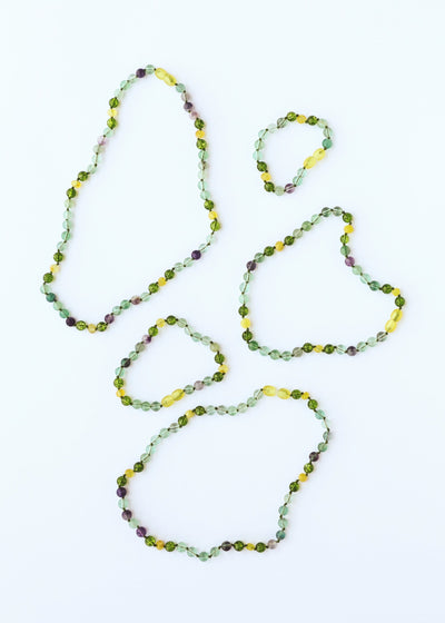 Collar de piedra preciosa de ámbar del mar Báltico crudo y fluorita