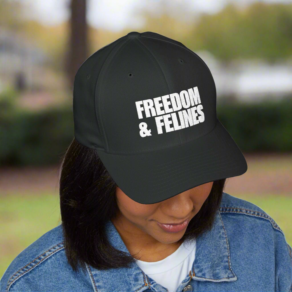 Gorra Bordada Camo Freedom & Felines