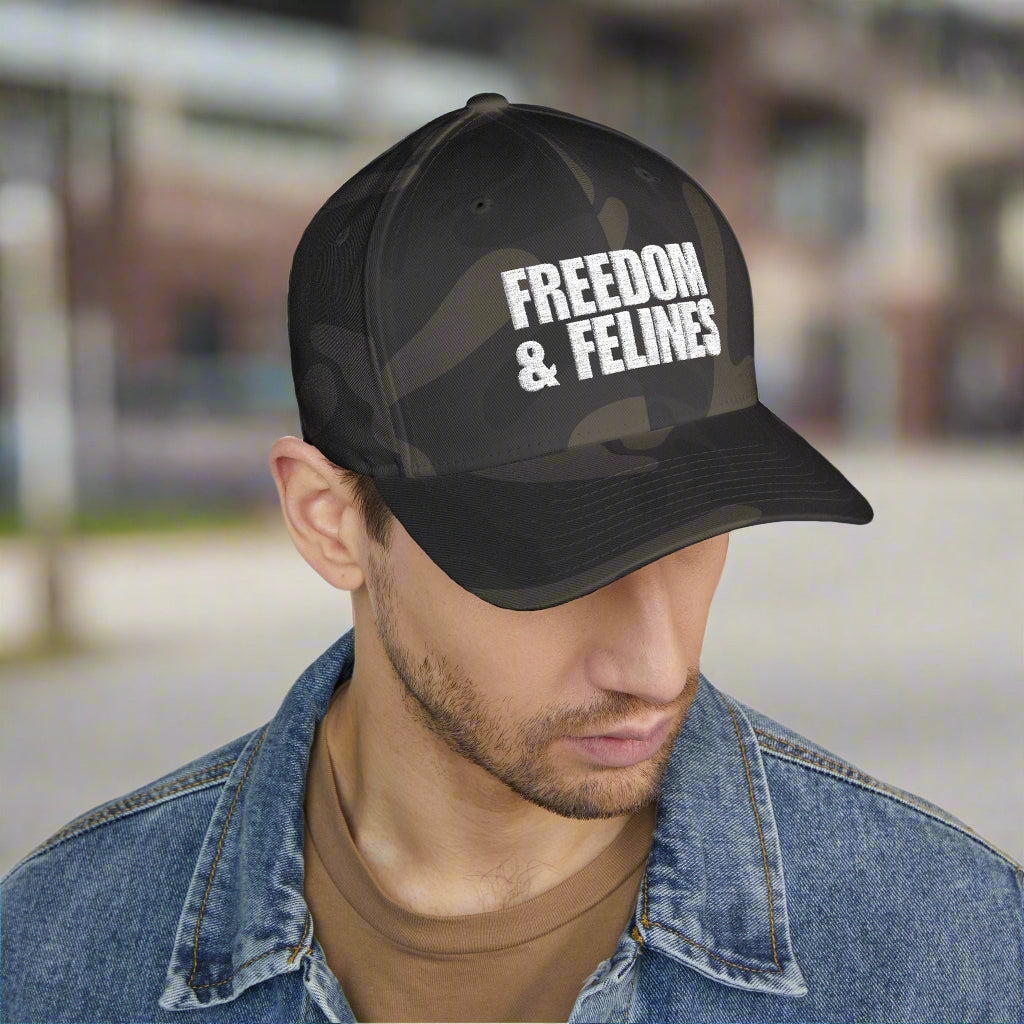 Gorra Bordada Camo Freedom & Felines