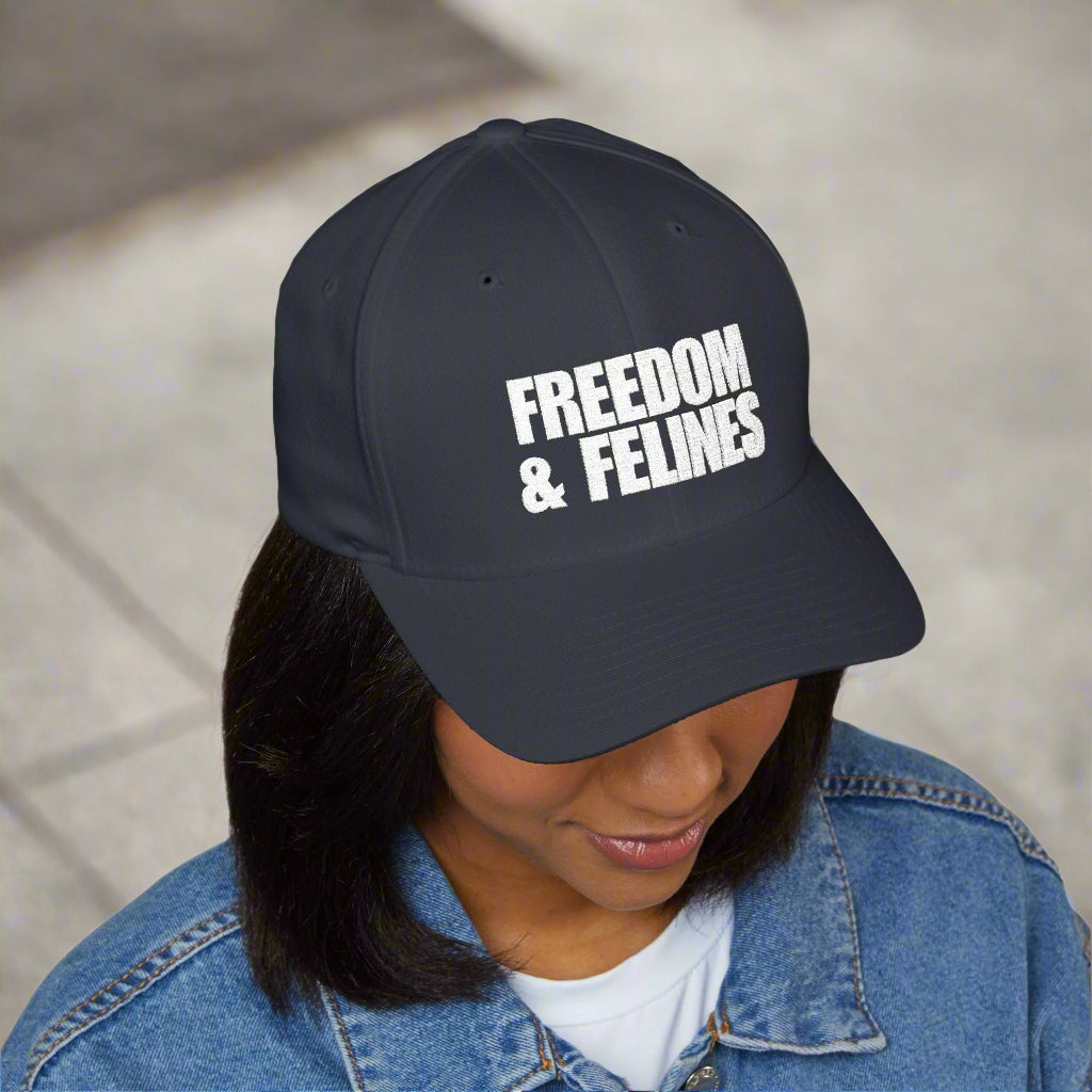 Gorra Bordada Camo Freedom & Felines