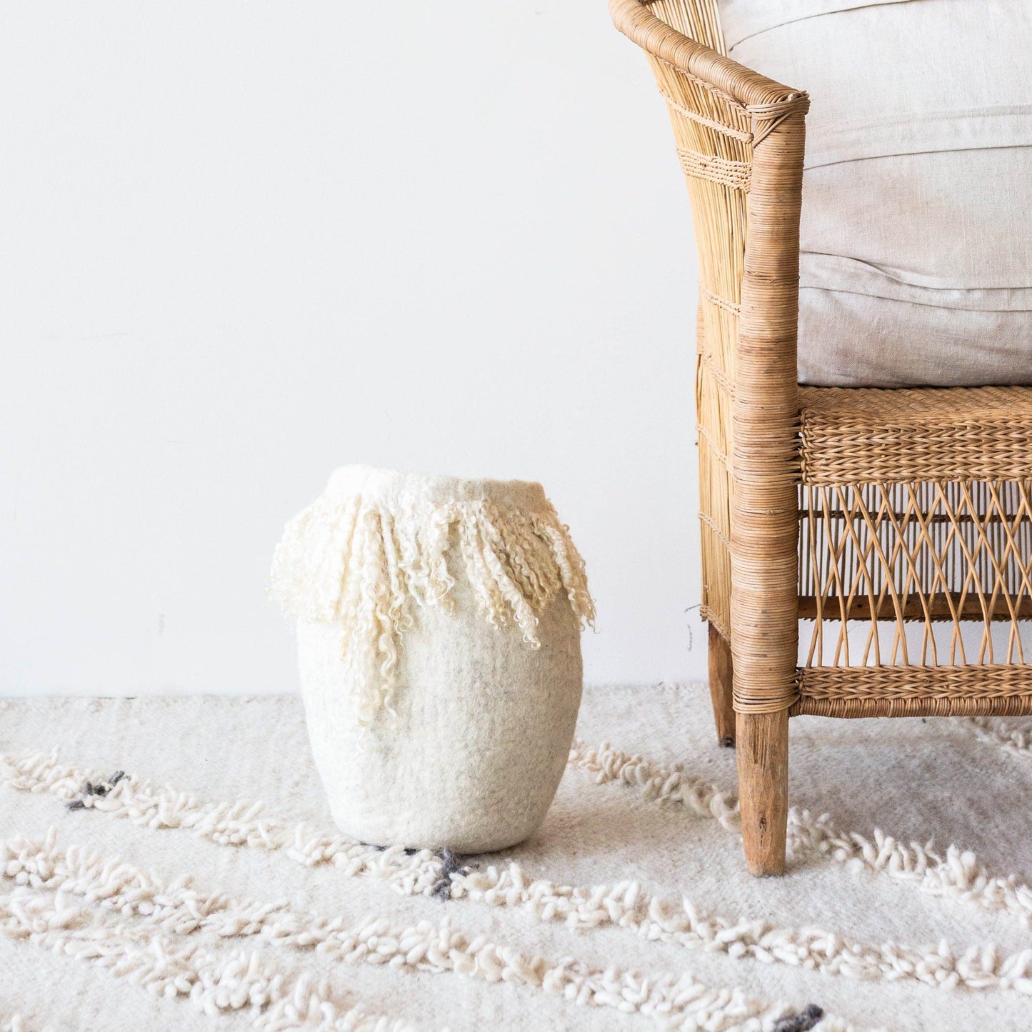 Panier décoratif en laine mohair à jupe à franges