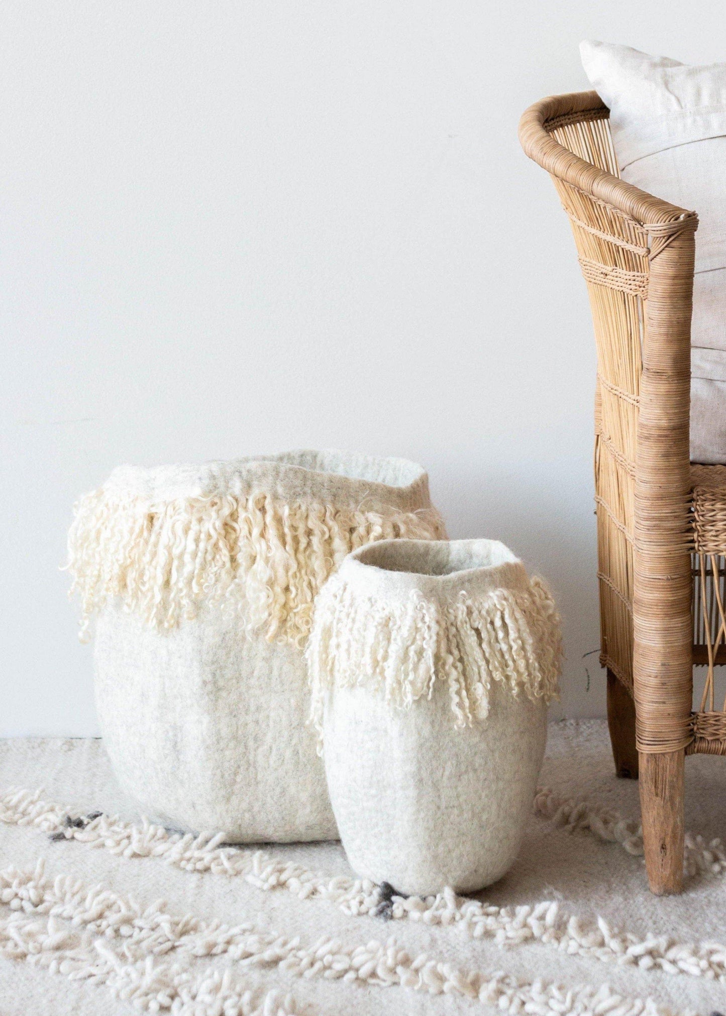 Panier décoratif en laine mohair à jupe à franges