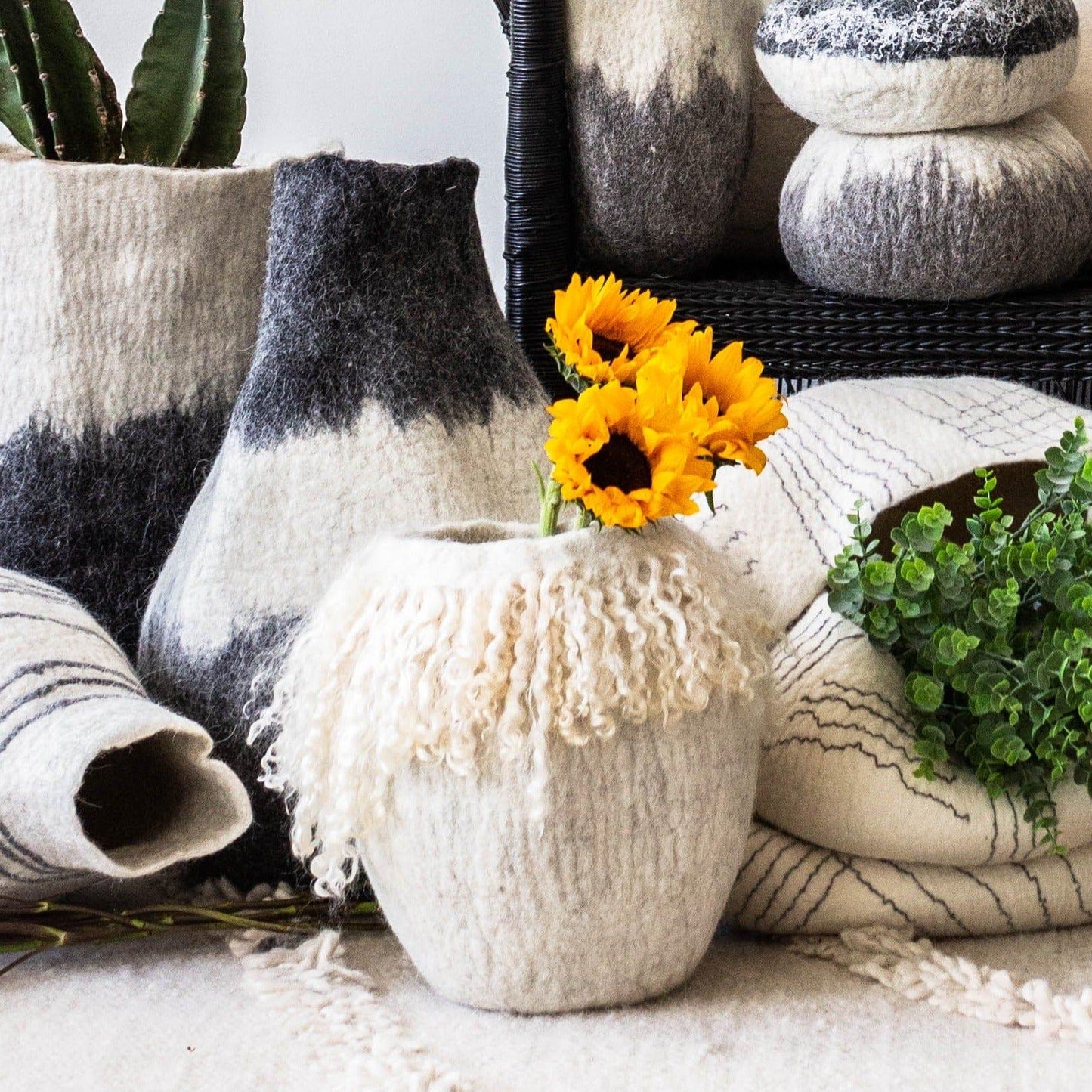 Panier décoratif en laine mohair à jupe à franges