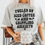 Camiseta "Impulsada por el café helado y la ansiedad paralizante"