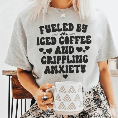 Camiseta "Impulsada por el café helado y la ansiedad paralizante"