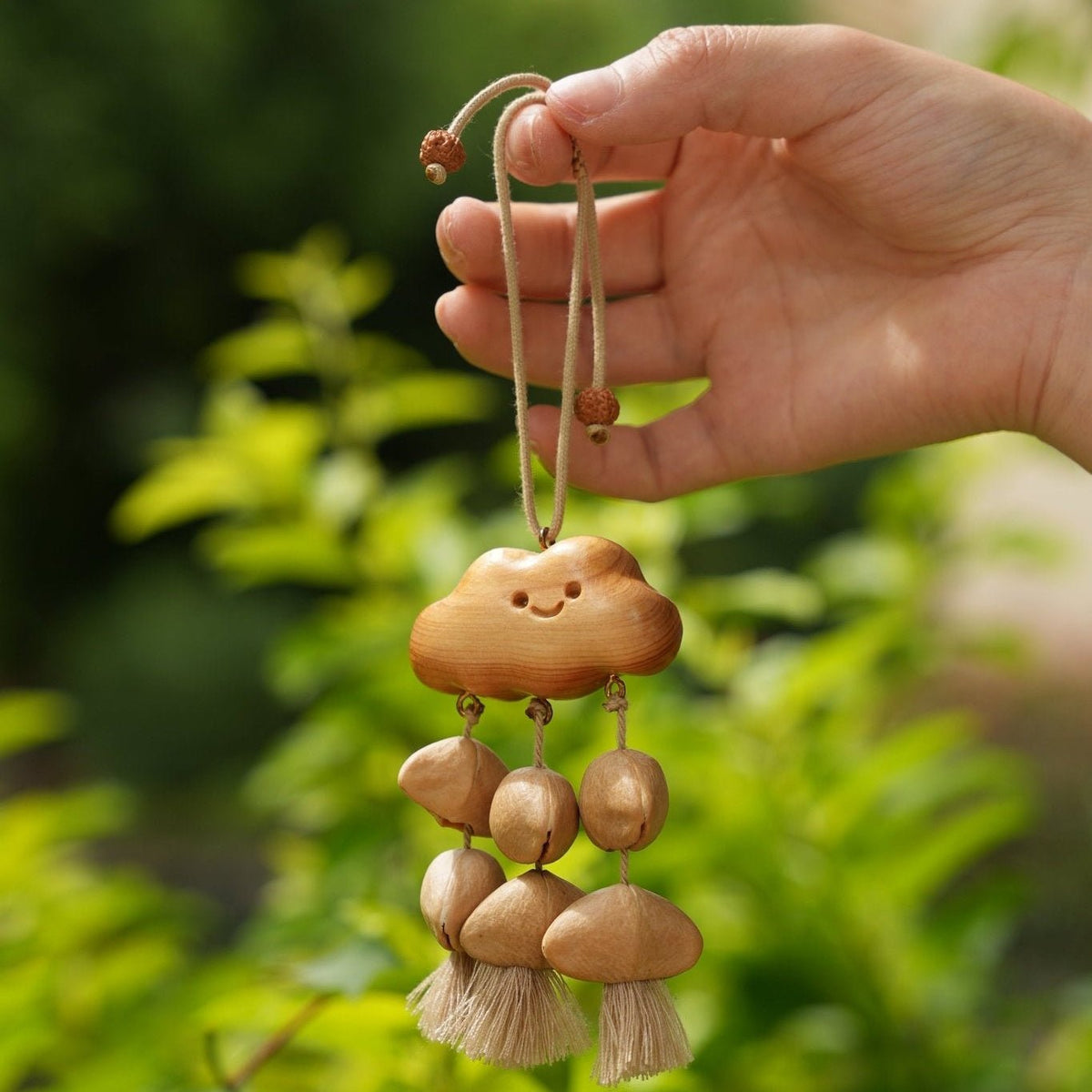 La Nube Feliz - Móvil de Madera Hecho a Mano con Sonrisa y Semillas Naturales