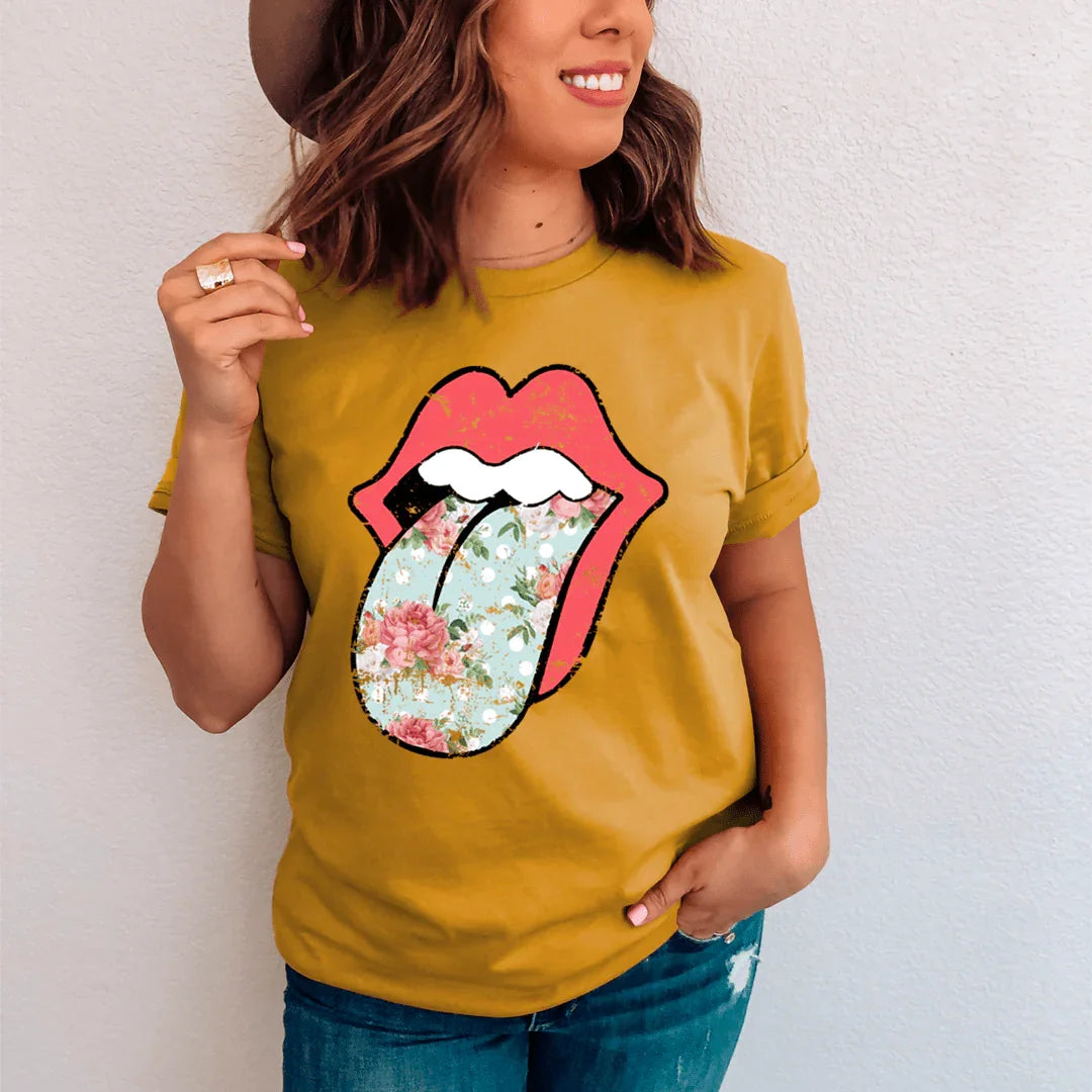 Camiseta hippie con estampado floral y lengua