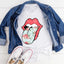 Camiseta hippie con estampado floral y lengua