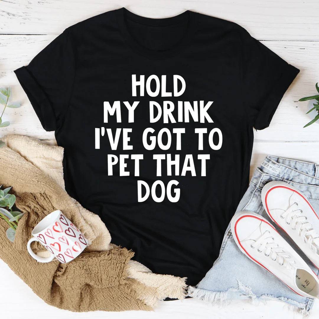 Sostén mi bebida, tengo que acariciar a ese perro.