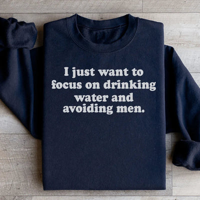 Solo quiero concentrarme en beber agua y evitar a los hombres. Sudadera