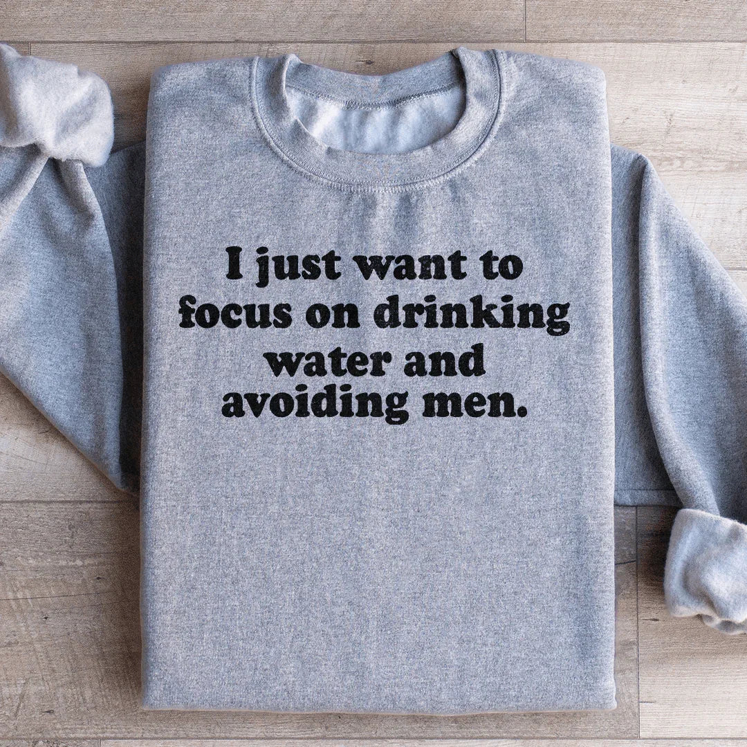 Solo quiero concentrarme en beber agua y evitar a los hombres. Sudadera