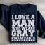 J'aime un homme qui porte des sweatpants gris