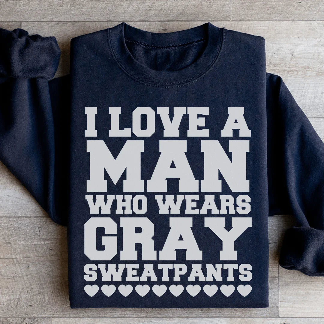 J'aime un homme qui porte des sweatpants gris