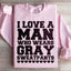 J'aime un homme qui porte des sweatpants gris