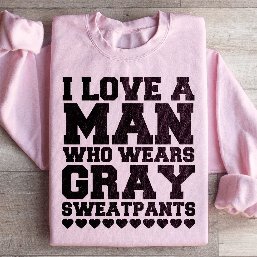 J'aime un homme qui porte des sweatpants gris