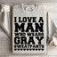 J'aime un homme qui porte des sweatpants gris