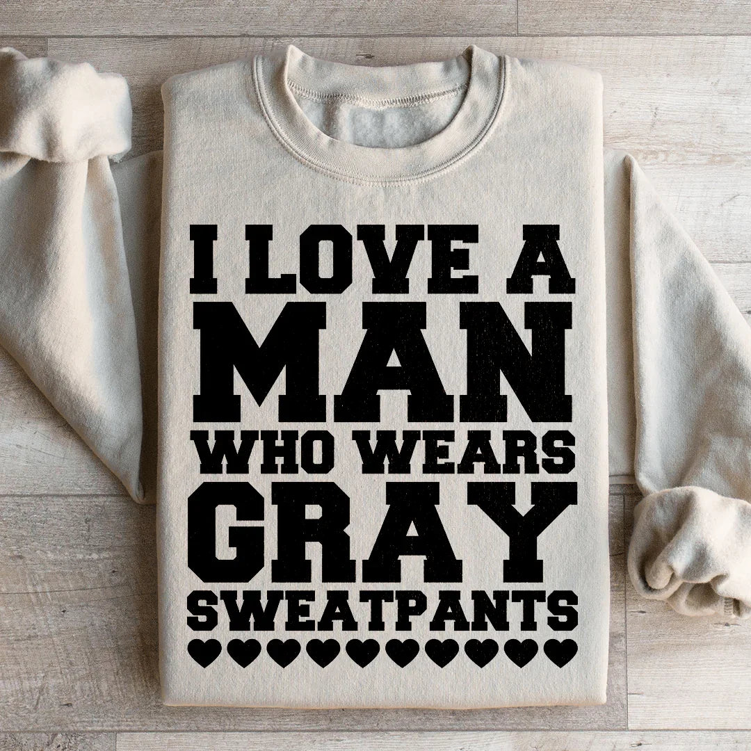 J'aime un homme qui porte des sweatpants gris