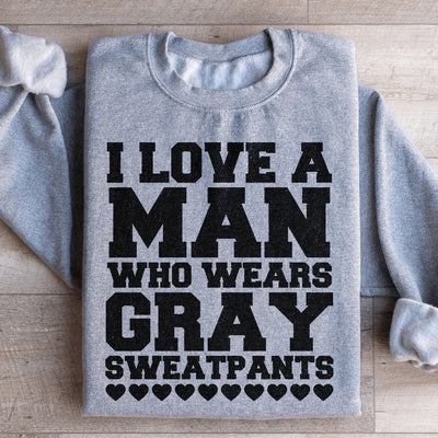 J'aime un homme qui porte des sweatpants gris