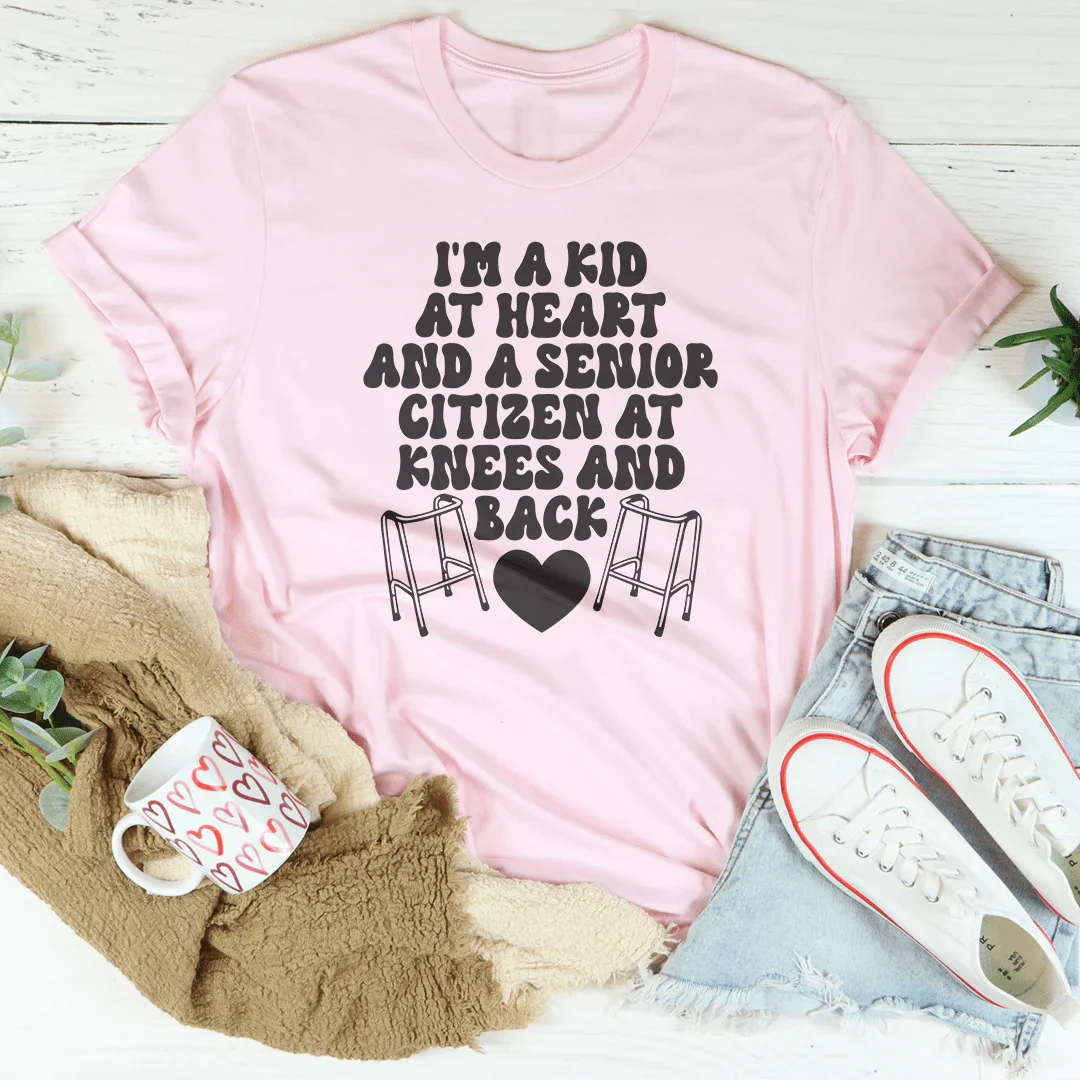 Soy un niño de corazón y un ciudadano mayor de rodillas y espalda.