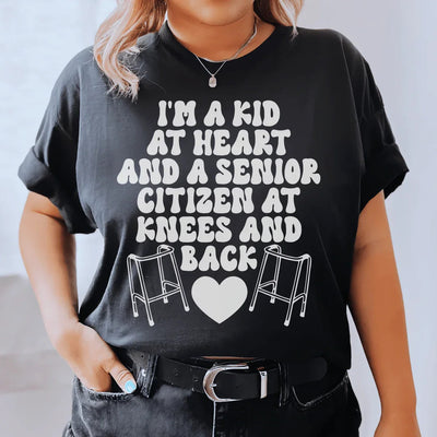 Soy un niño de corazón y un ciudadano mayor de rodillas y espalda.