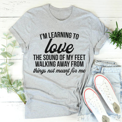Estoy aprendiendo a amar el sonido de mis pies al alejarse Tee