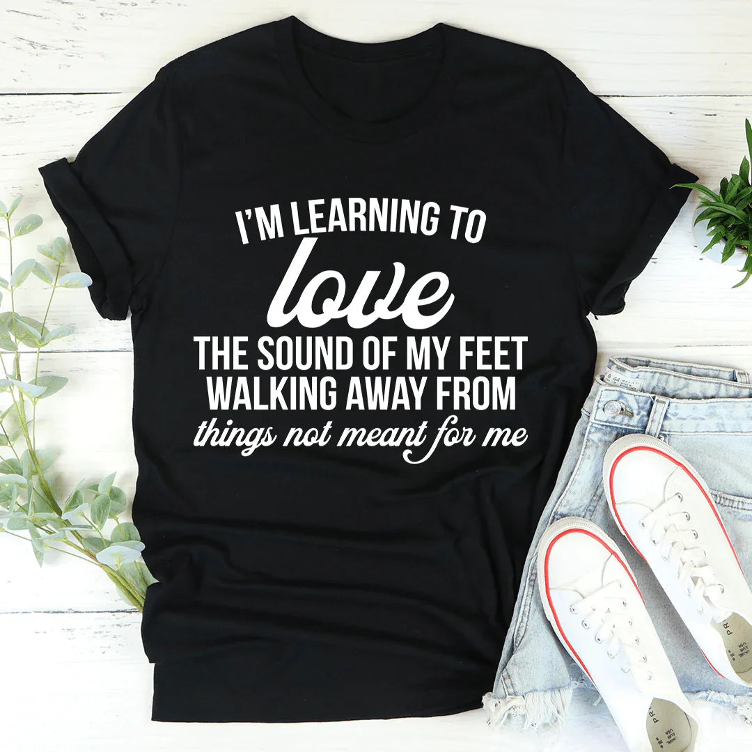 Estoy aprendiendo a amar el sonido de mis pies al alejarse Tee