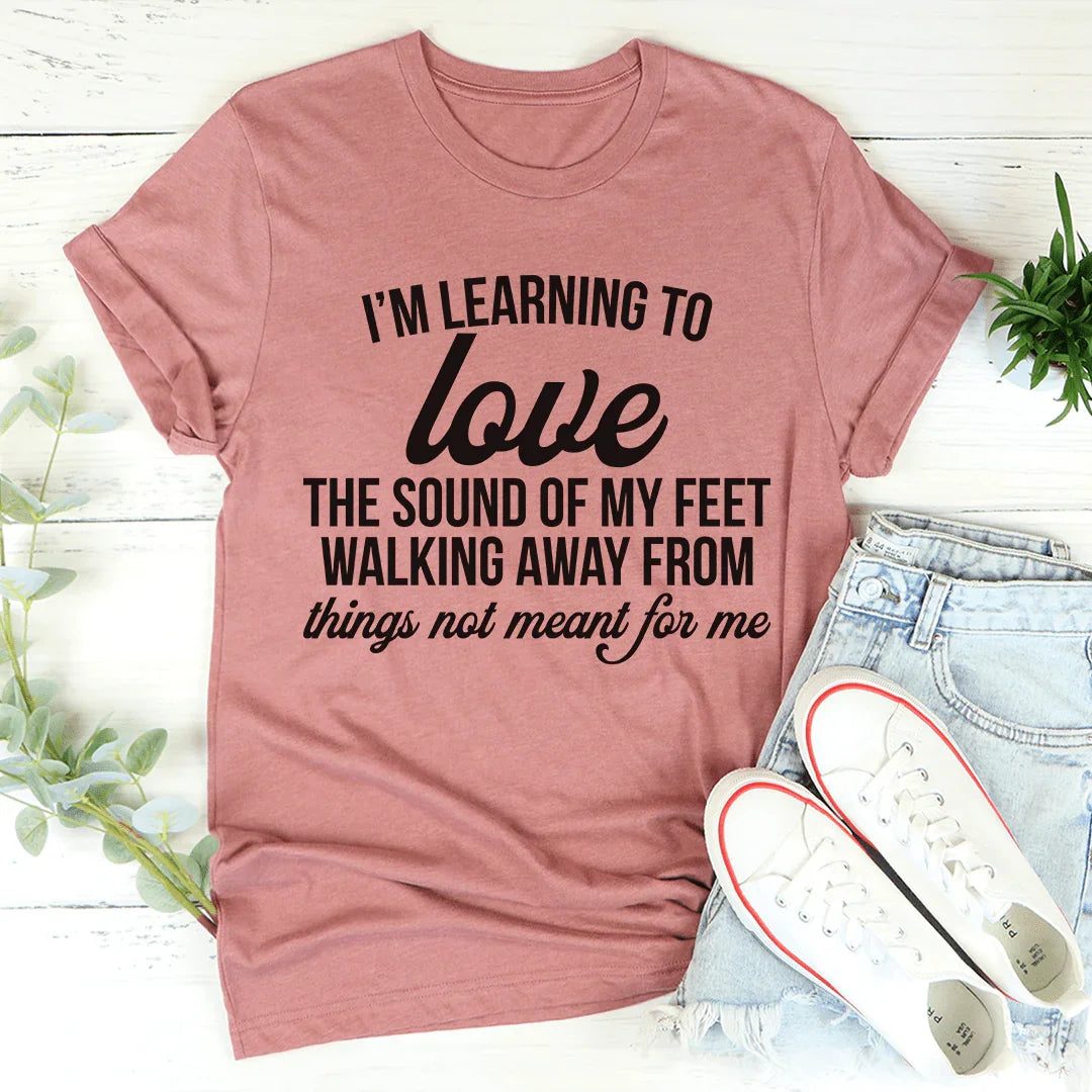 Estoy aprendiendo a amar el sonido de mis pies al alejarse Tee