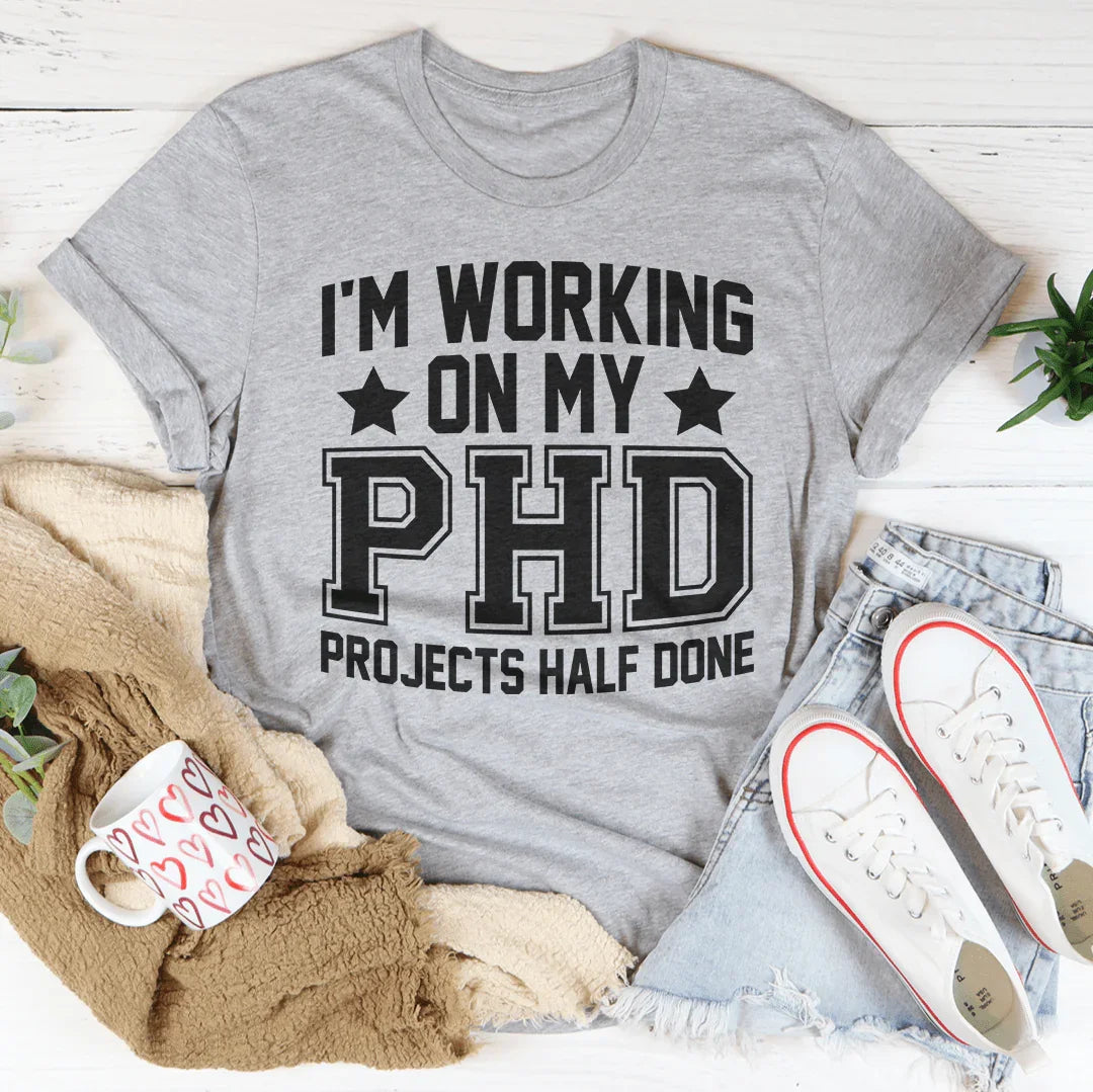 Estoy trabajando en mis proyectos de doctorado a medio terminar. Camiseta