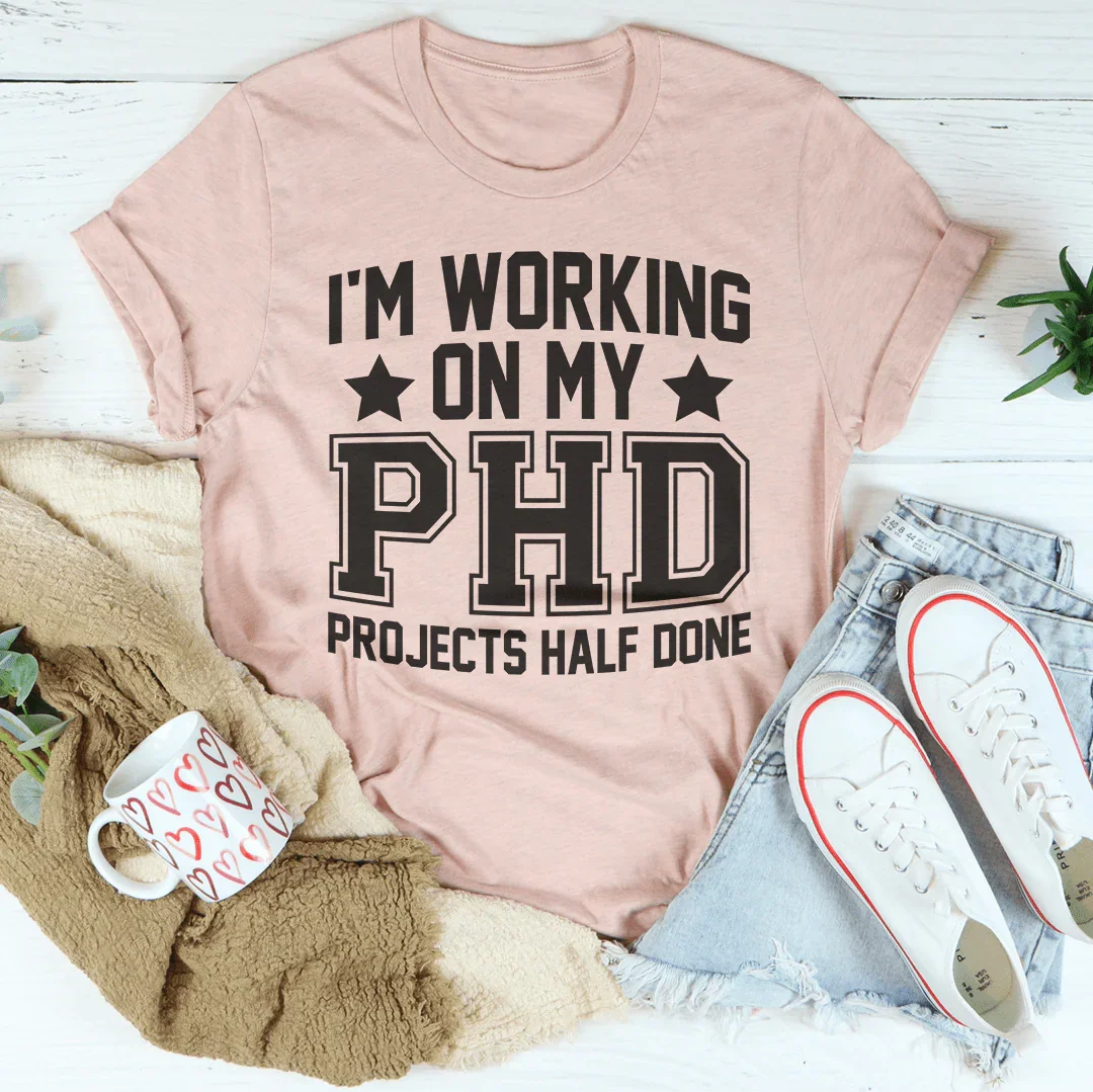 Estoy trabajando en mis proyectos de doctorado a medio terminar. Camiseta